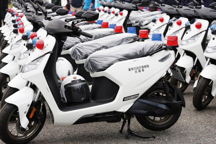 南市電動警用巡邏機車啟用  提升執法效率兼具減碳...