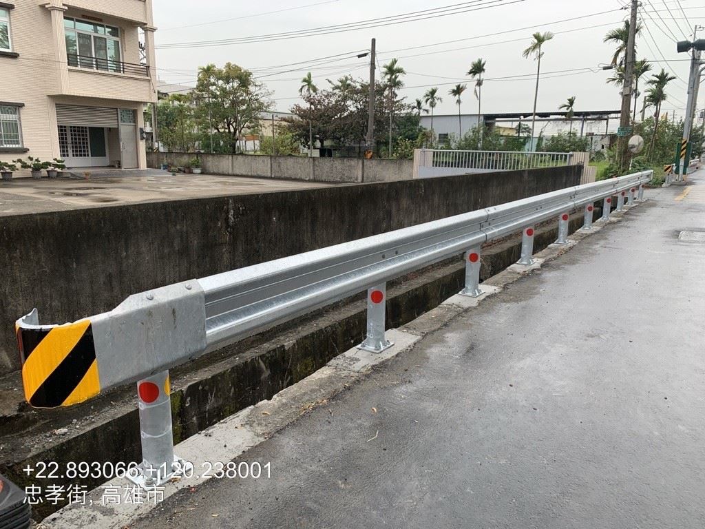 湖內忠孝街增設護欄 保護行車安全...