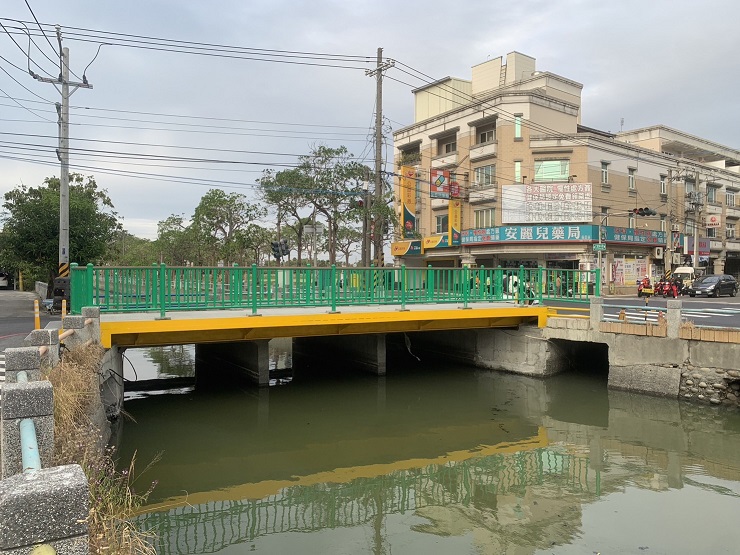 避免人車爭道  茄萣大排增設人行橋完工開放