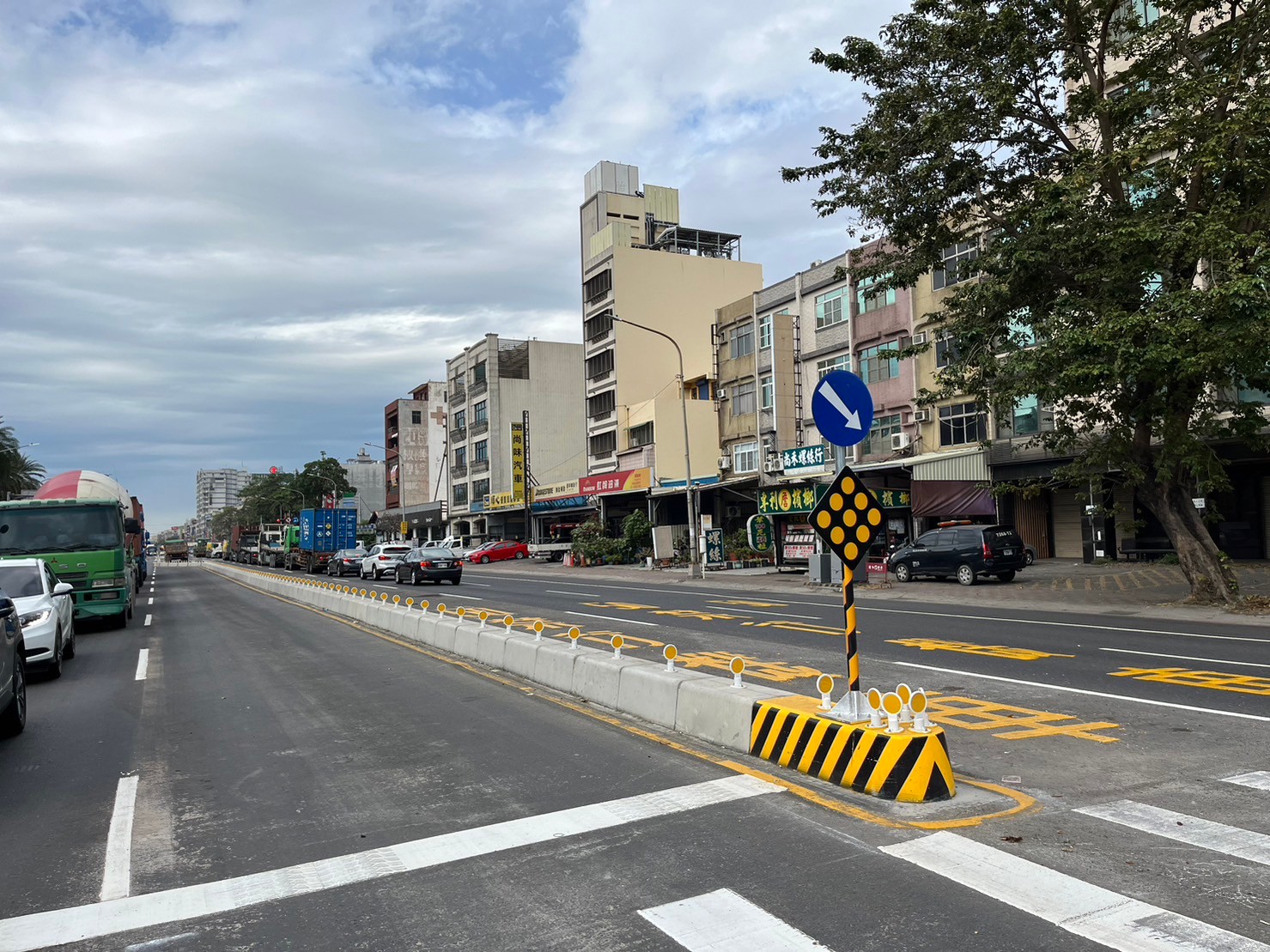 沿海一路增設中央分隔島 提升交通安全...