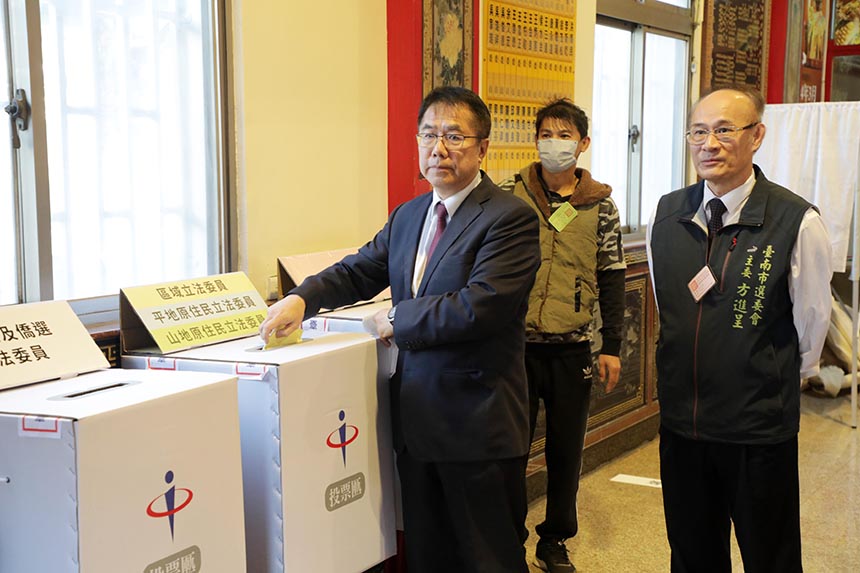 黃偉哲晨起排隊投票  籲民眾踴躍行使公民權...
