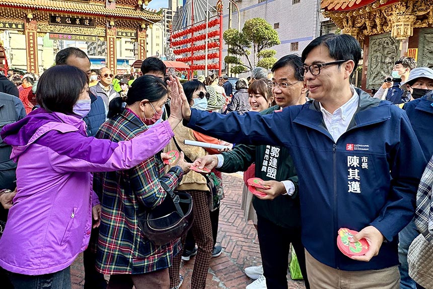 拜廟祈福、商圈發小紅包  陳其邁致詞話題不離黃色小鴨...