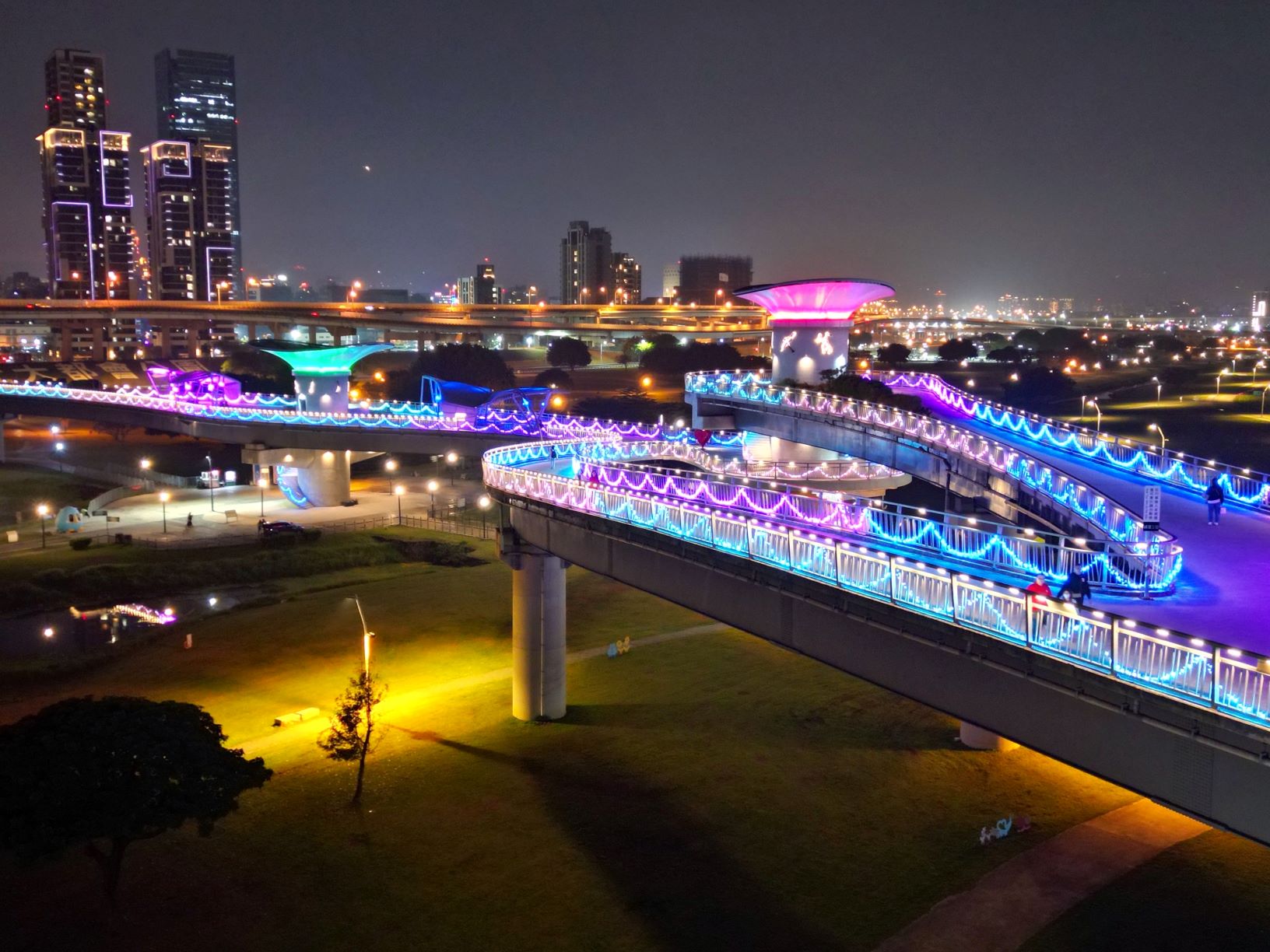 情人節新北水岸放閃  景觀橋化身星光鵲橋 ...