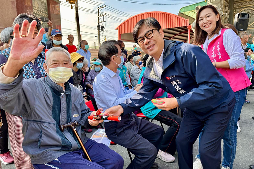 陳其邁赴大寮、林園拜廟  民眾熱情領取龍年小紅包