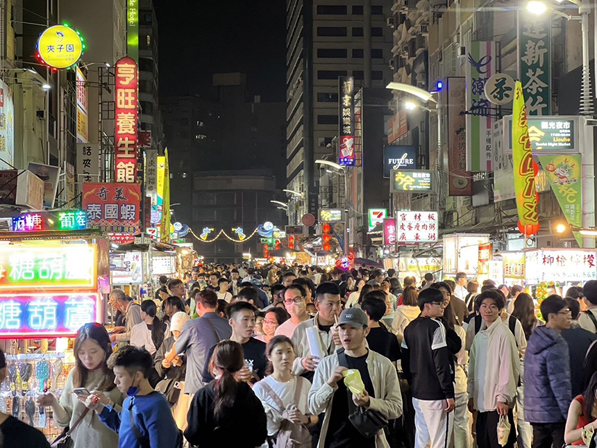 紅髮艾德點燃高雄演唱會經濟  商圈夜市人潮客滿至深夜