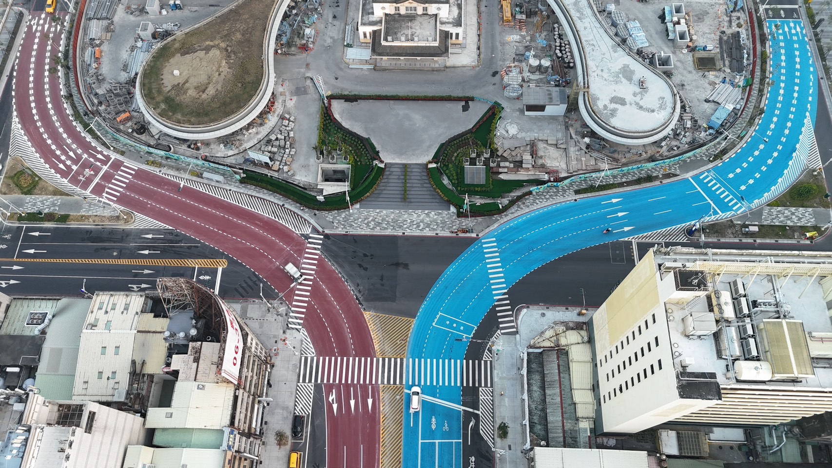 高雄車站站西路彩色鋪面最後一筆畫完了