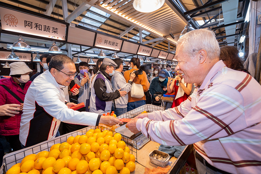 侯友宜中和和平街黃昏市場拜早年  加碼抽限量年菜...