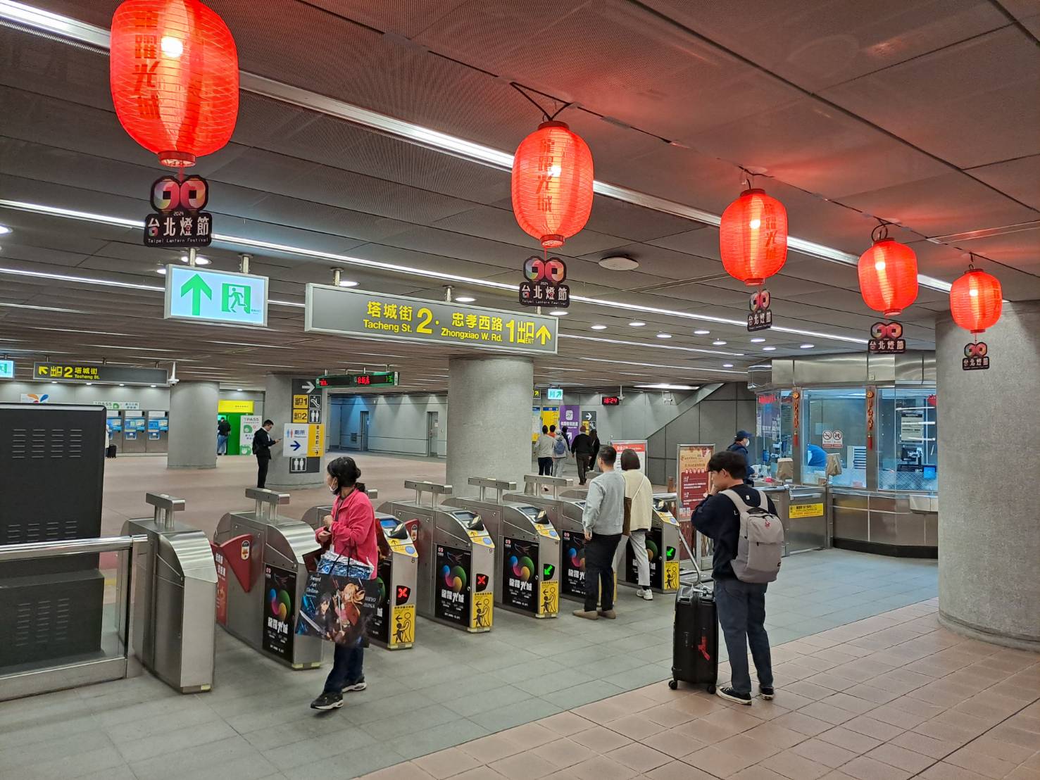逛燈節搭捷運！開箱喜慶北門、西門站 龍來運轉換新裝迎燈...