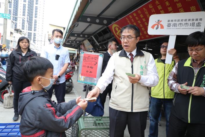 黃偉哲善化永業創宇黃昏市場拜年 小年夜發抵用券帶動買氣...