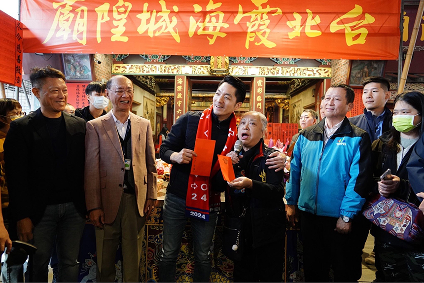 蔣萬安參拜北市廟宇  祈求龍年四時無災...