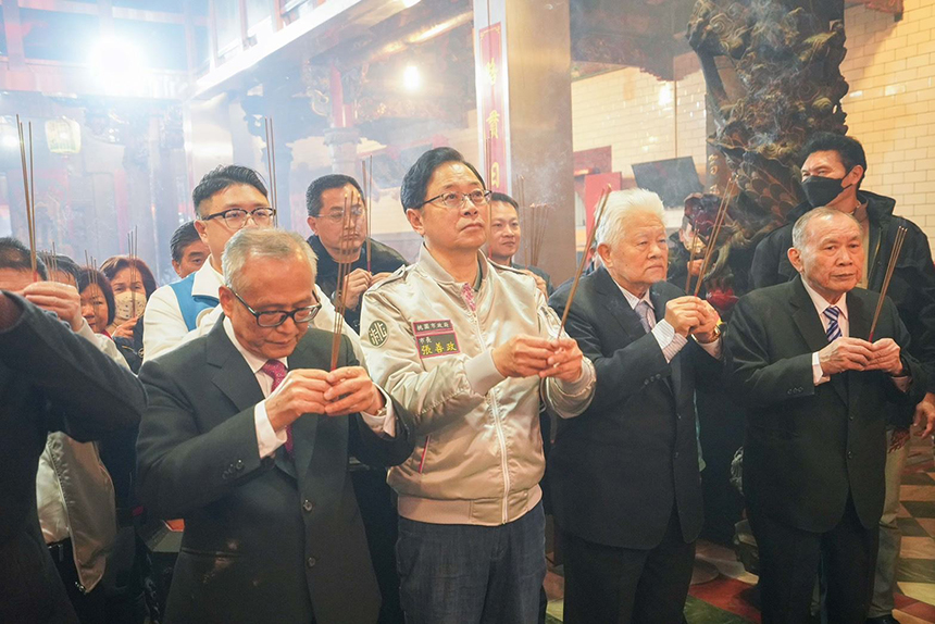 除夕夜拜頭香  張善政與市民朋友一同迎接新年...