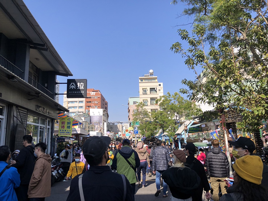 龍年初一安平燈區湧人潮  市區商圈創造觀光效益...