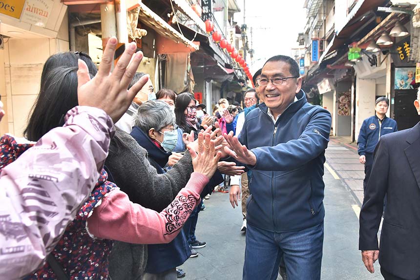 大年初二侯友宜新莊走春  祝福市民「吉龍舞春」...