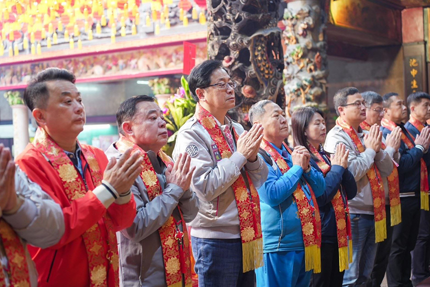 張善政走訪9宮廟參香發福袋  祝福民眾闔家平安...