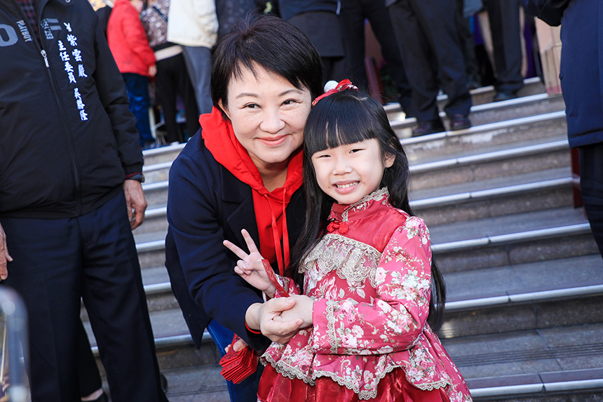 盧秀燕大年初二宮廟發小紅包  民眾大排長龍搶領沾喜氣...