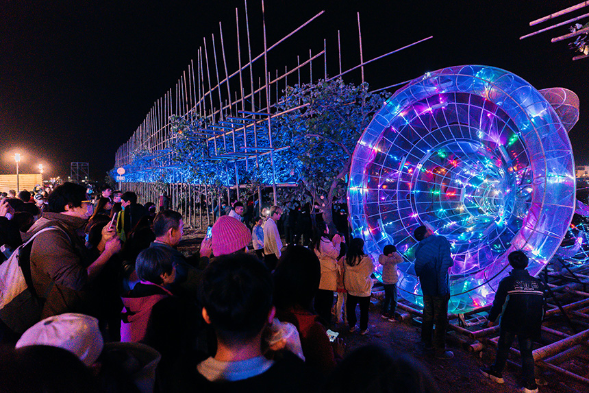 大年初一人潮湧現台南「2024台灣燈會」安平燈區。