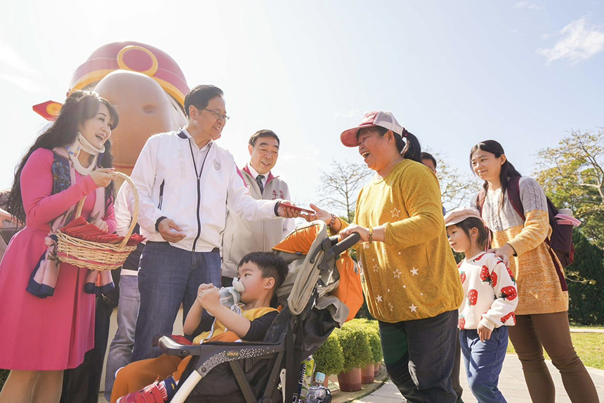 「龍來埔心好運到」新年活動  張善政發福袋祝福遊客「龍...