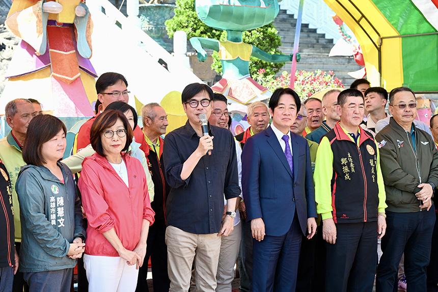 陪同副總統賴清德發放福袋  陳其邁獻祝福...
