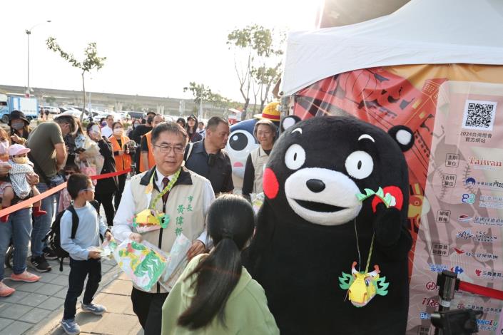 點亮元宵節   台灣燈會高鐵燈區發放「小龍包」小提燈...