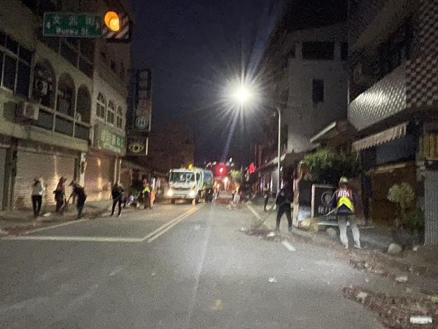 蜂炮煙火落幕迅速恢復市容 清潔隊高效率地方誇讚...