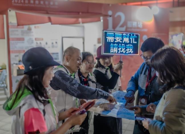 年輕時愛上台灣  61%E6日本志工遠渡重洋投入燈會服務...