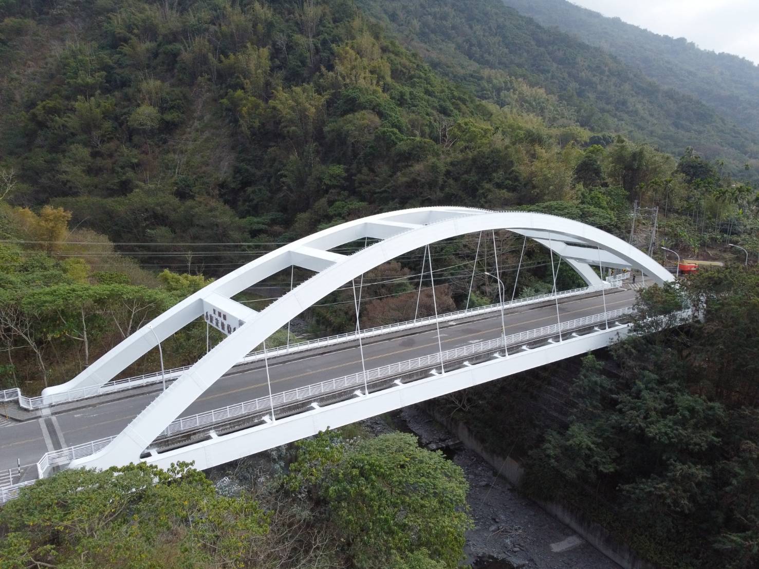 六龜新寶橋重新上妝 喜迎山城花季泡湯客...