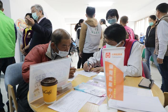 南市首創生活自立支援服務中心  公私協力助街友自立...