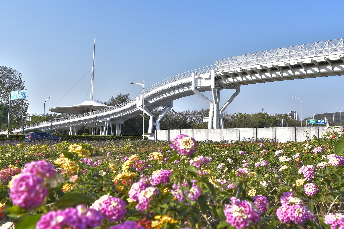 高市翠華自行車景觀橋上春妝  鐵馬漫遊添新意