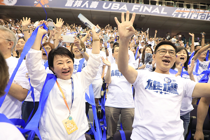 史無前例四連霸！  「學姐」盧市長北上挺母校...