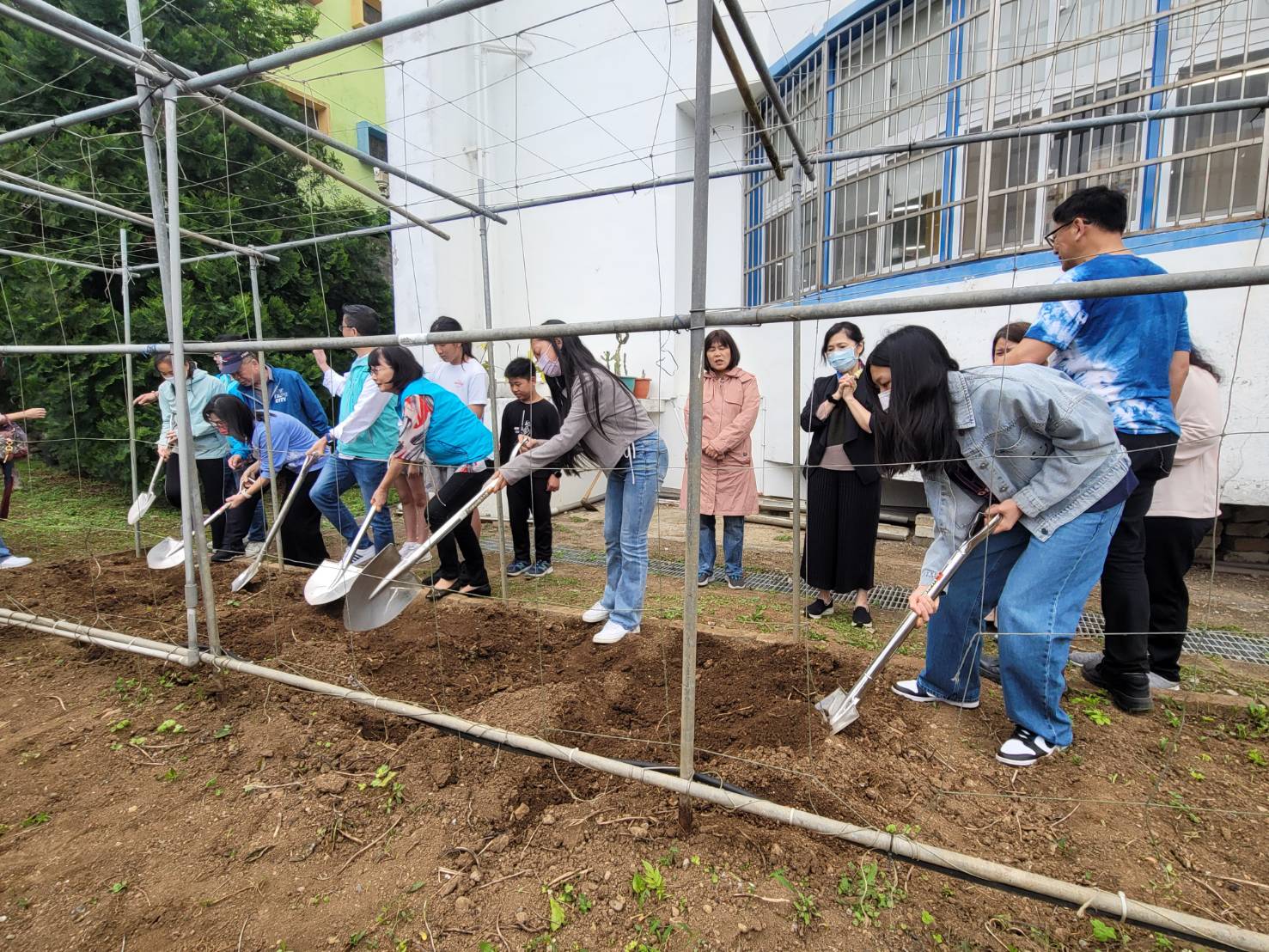 植樹減碳課程體驗  北市校園實踐環境友善行動...