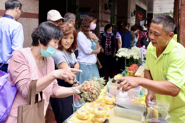 台南鳳梨「一試成主顧」相挺在地鳳梨農...