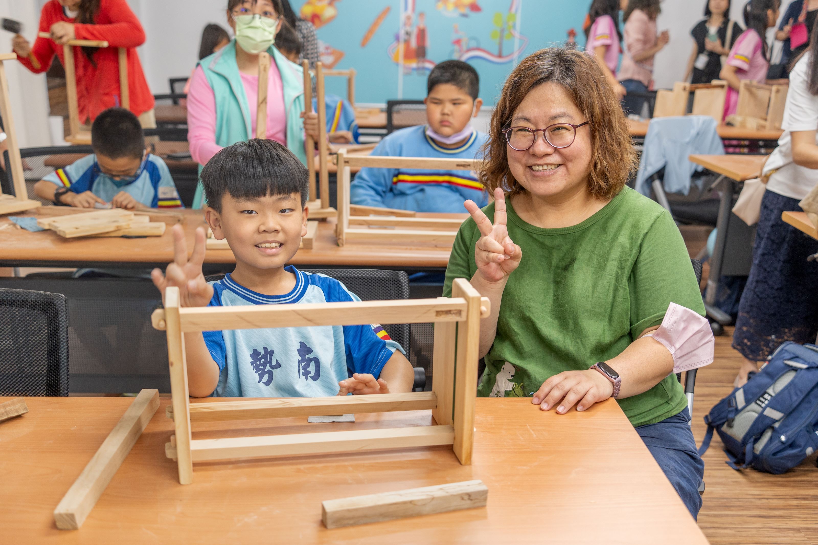 桃市汰換課桌椅再製教具   營造校園低碳環境 ...