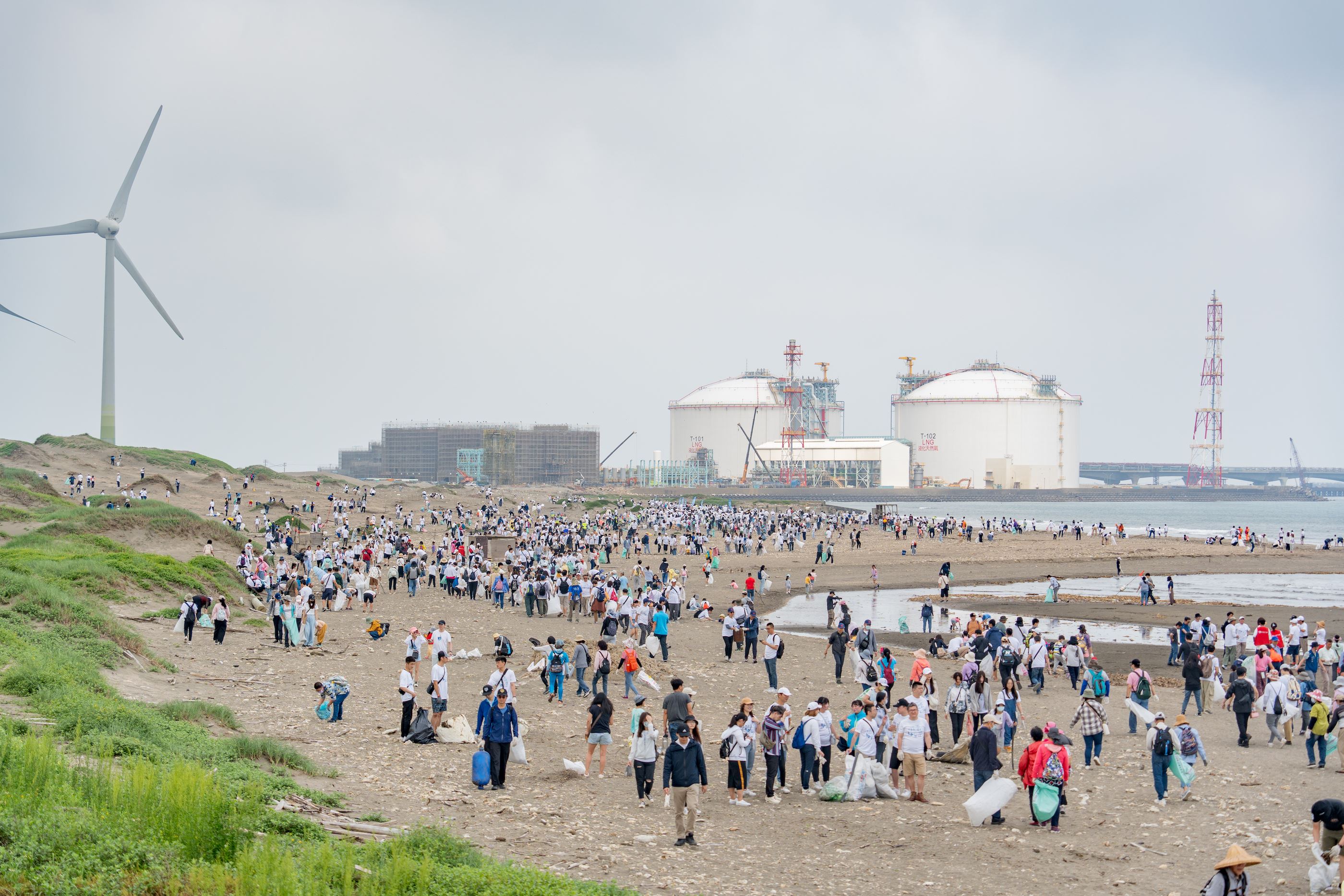 「2024年和泰集團淨灘減塑全台總動員」守護桃園美麗海岸線...