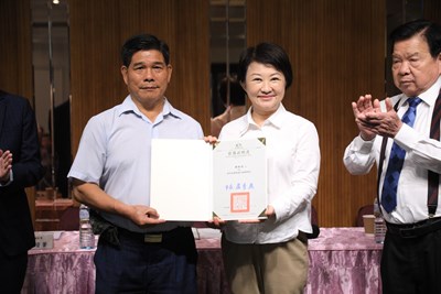 挺農民拚經濟   市長親頒農會理監事當選證書...