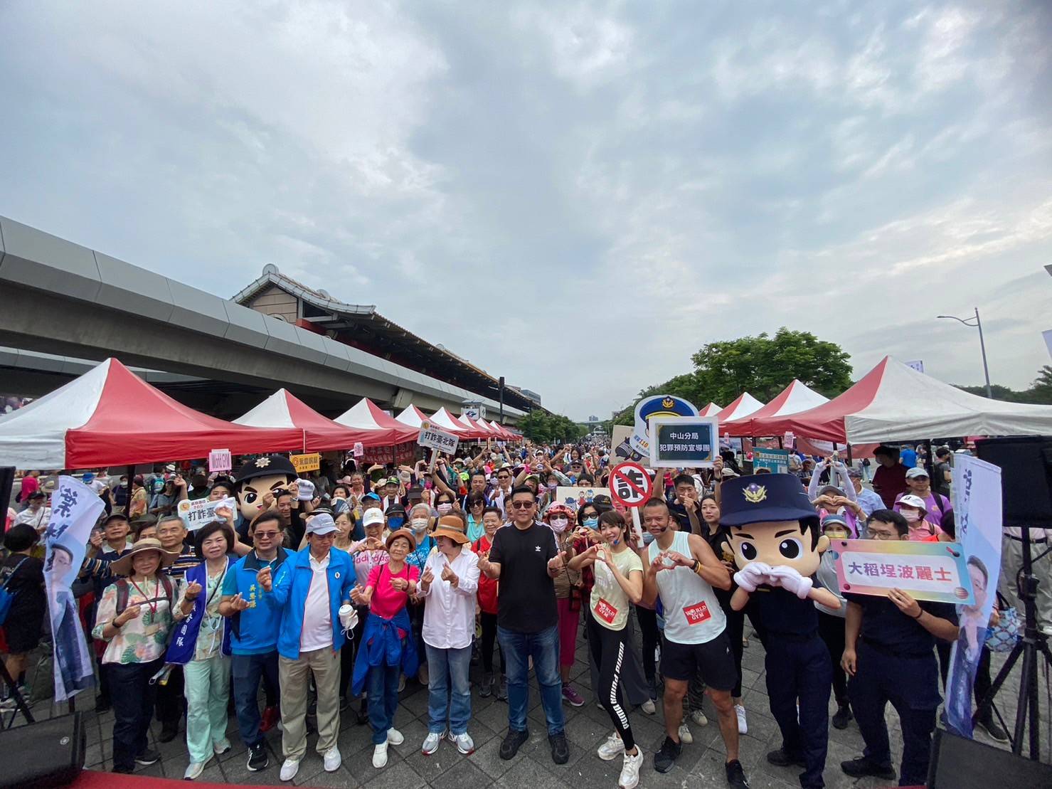 北市警交大花博健走 與市民共同營造友善交通安全環境