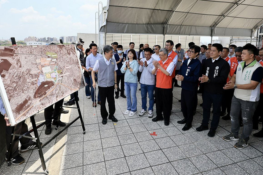 陳其邁陪同陳建仁視察楠梓產業園區聯外交通建設計畫...