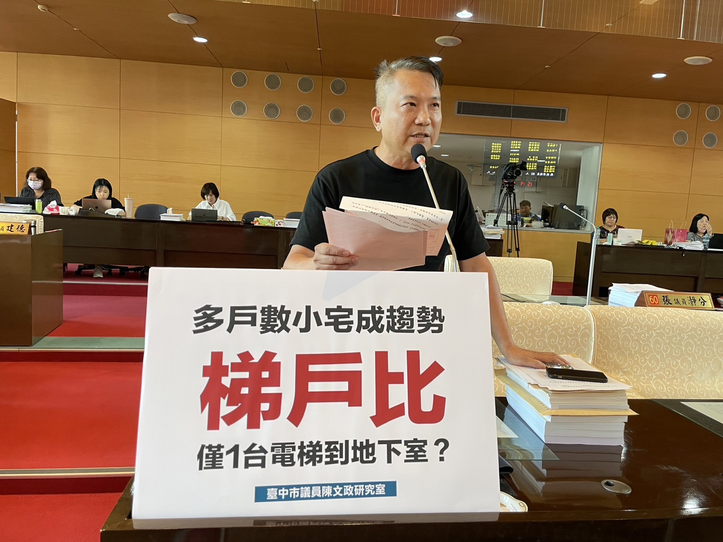 小宅一層10幾戶僅1電梯   議員促檢討建築法規...