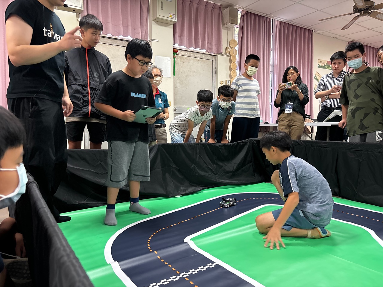 高市AWS技術舉辦賽車夏令營 推廣數位發展...