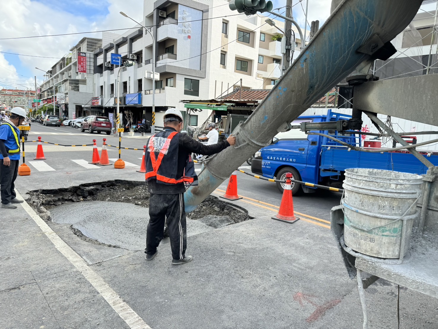 仁武區八德西路道路下陷   水利局與道工處聯合緊急搶修完...