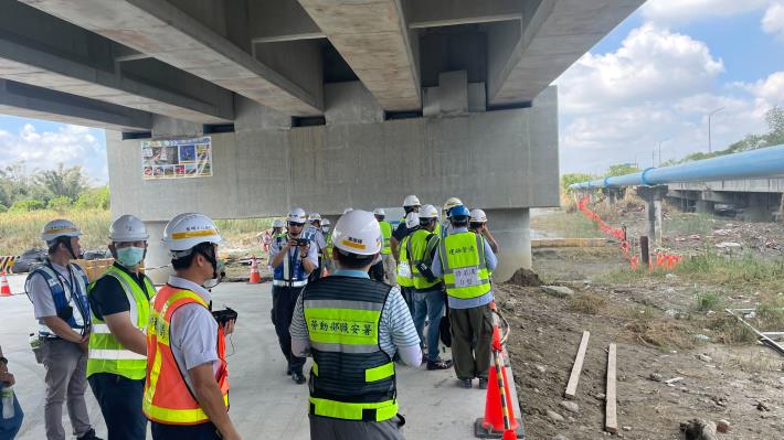 市道165線青葉橋改建工程重視工安與職安 獲勞動部金安獎初...