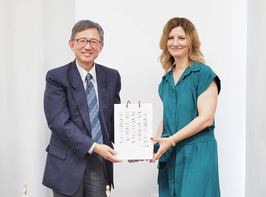 桃園市副市長王明鉅（左）與捷克布爾諾市長凡寇娃（Markéta Vaňková）合影。