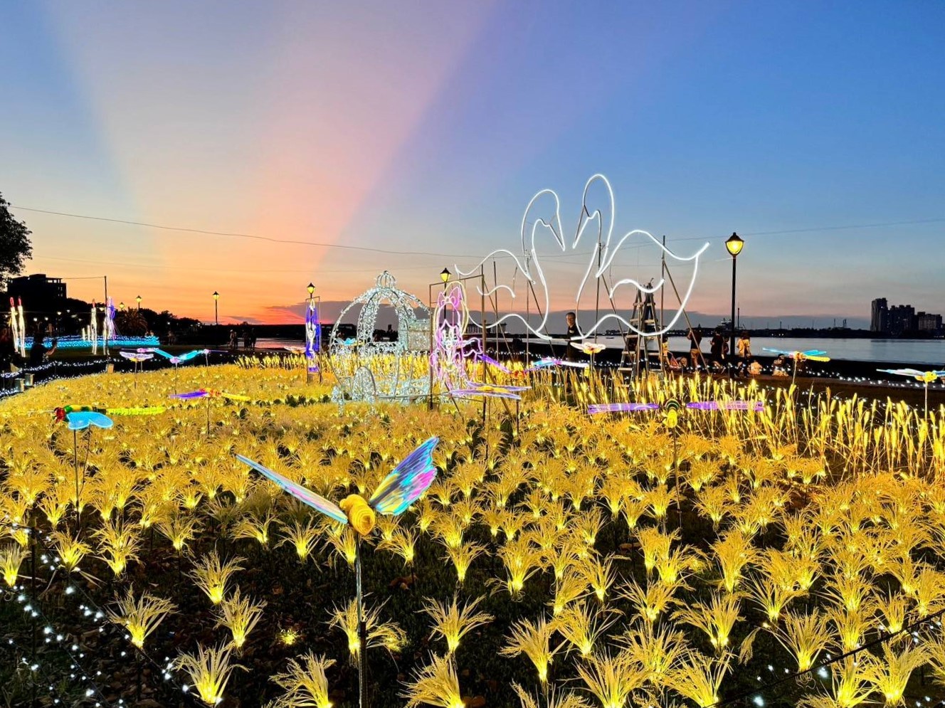 八里左岸夢幻情緣光雕展   七夕情人節點燈...