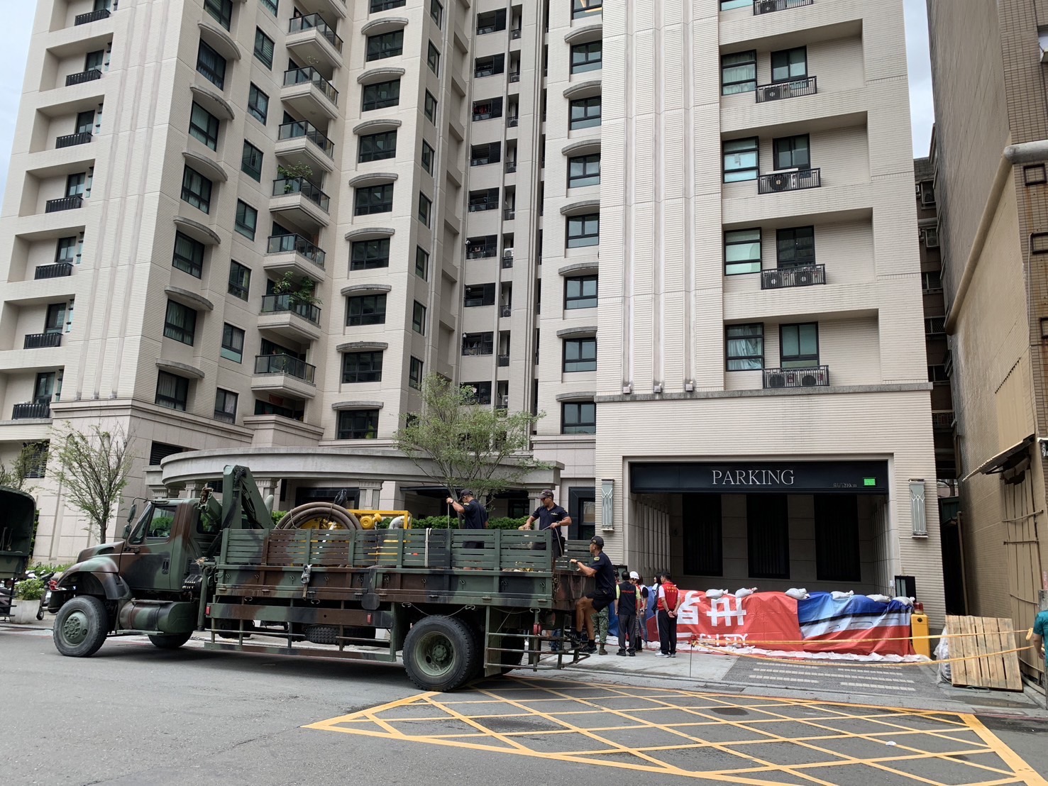 市府預佈抽水機  協助凱米颱風受災户做好防颱準備...