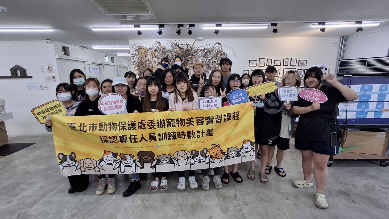 海大學生進入動物之家熱心公益   為收容犬隻美容服務  幫...