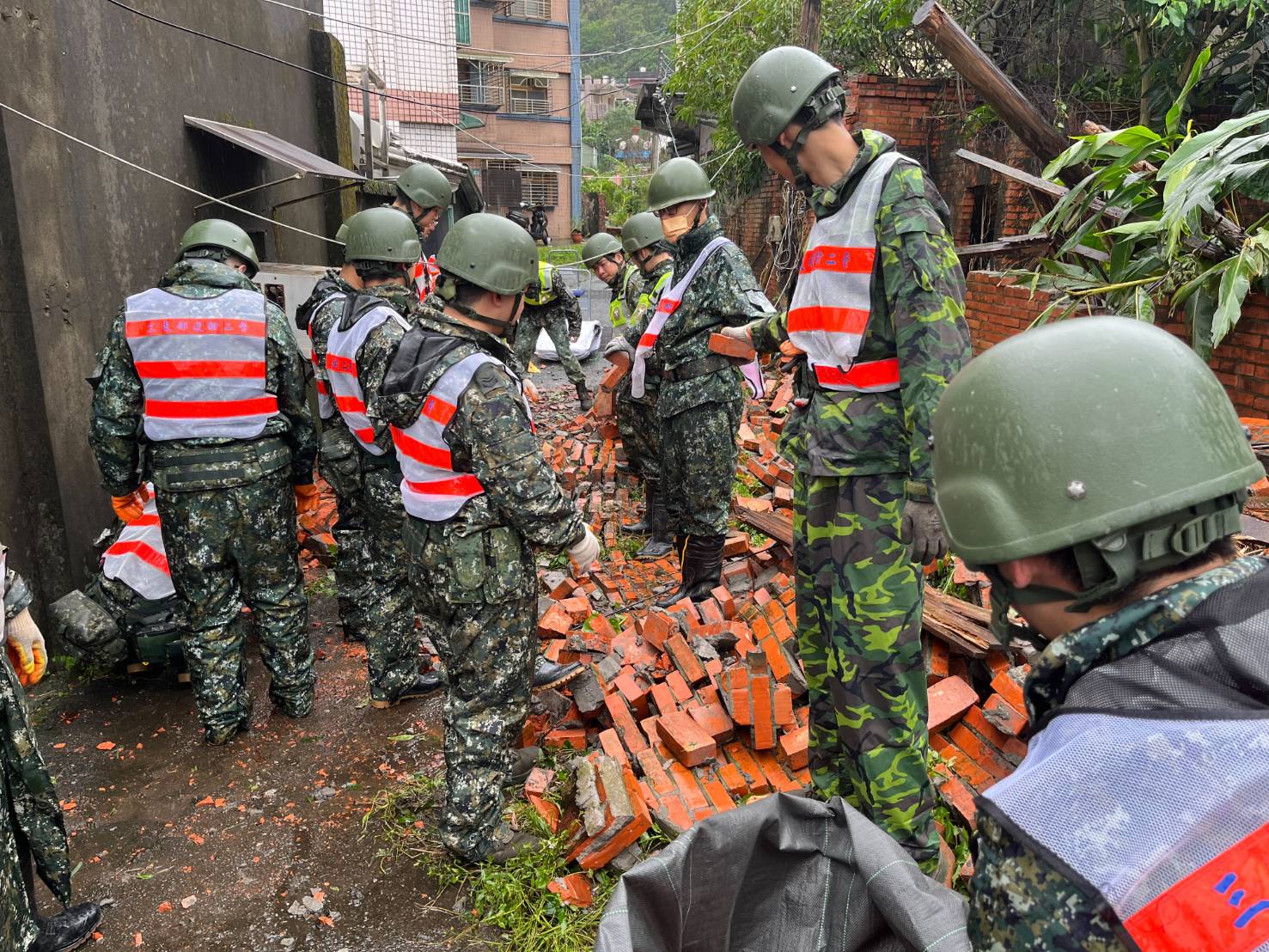康芮颱風後瑞芳路樹傾倒   國軍弟兄全力協助瑞芳復原...