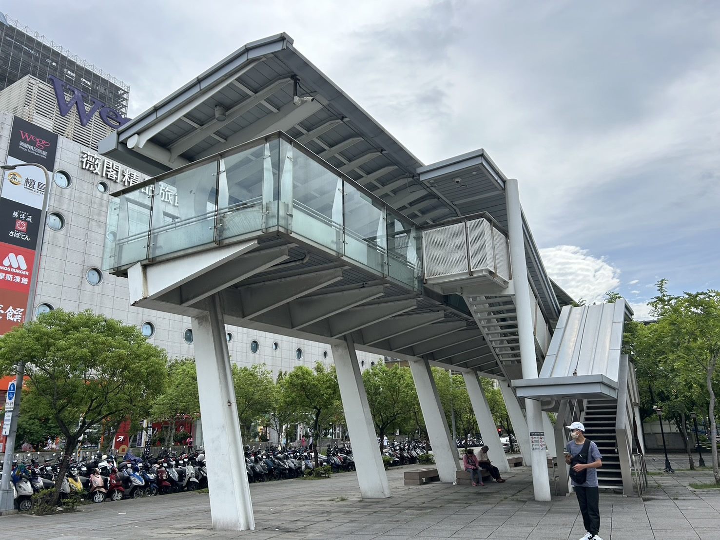 配合捷運劍南路站多目標大樓興建工程   出口2旁站外走道樓...
