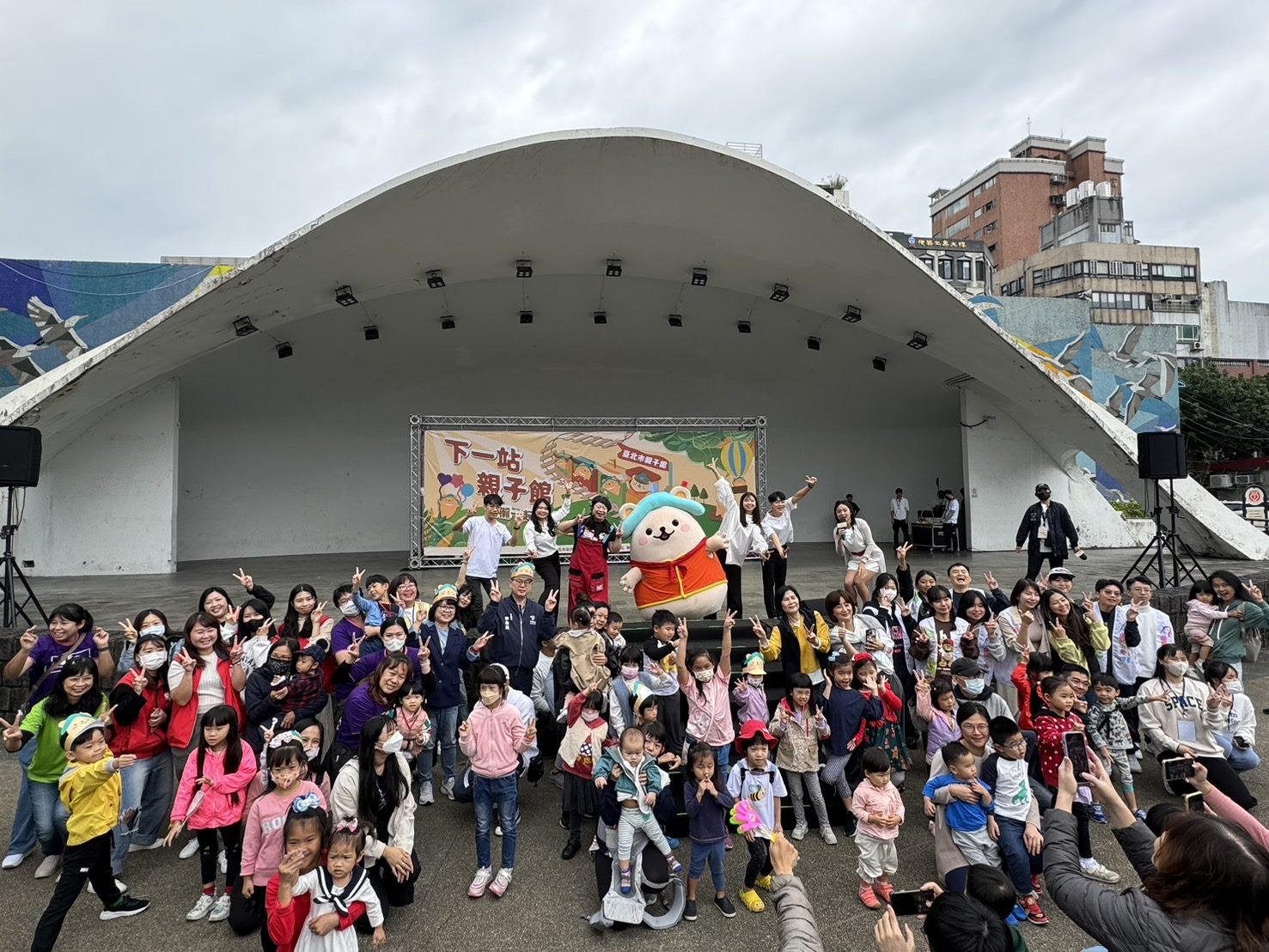 臺北市托育宣導活動「下一站 親子館」 千位可愛小獺獺一...