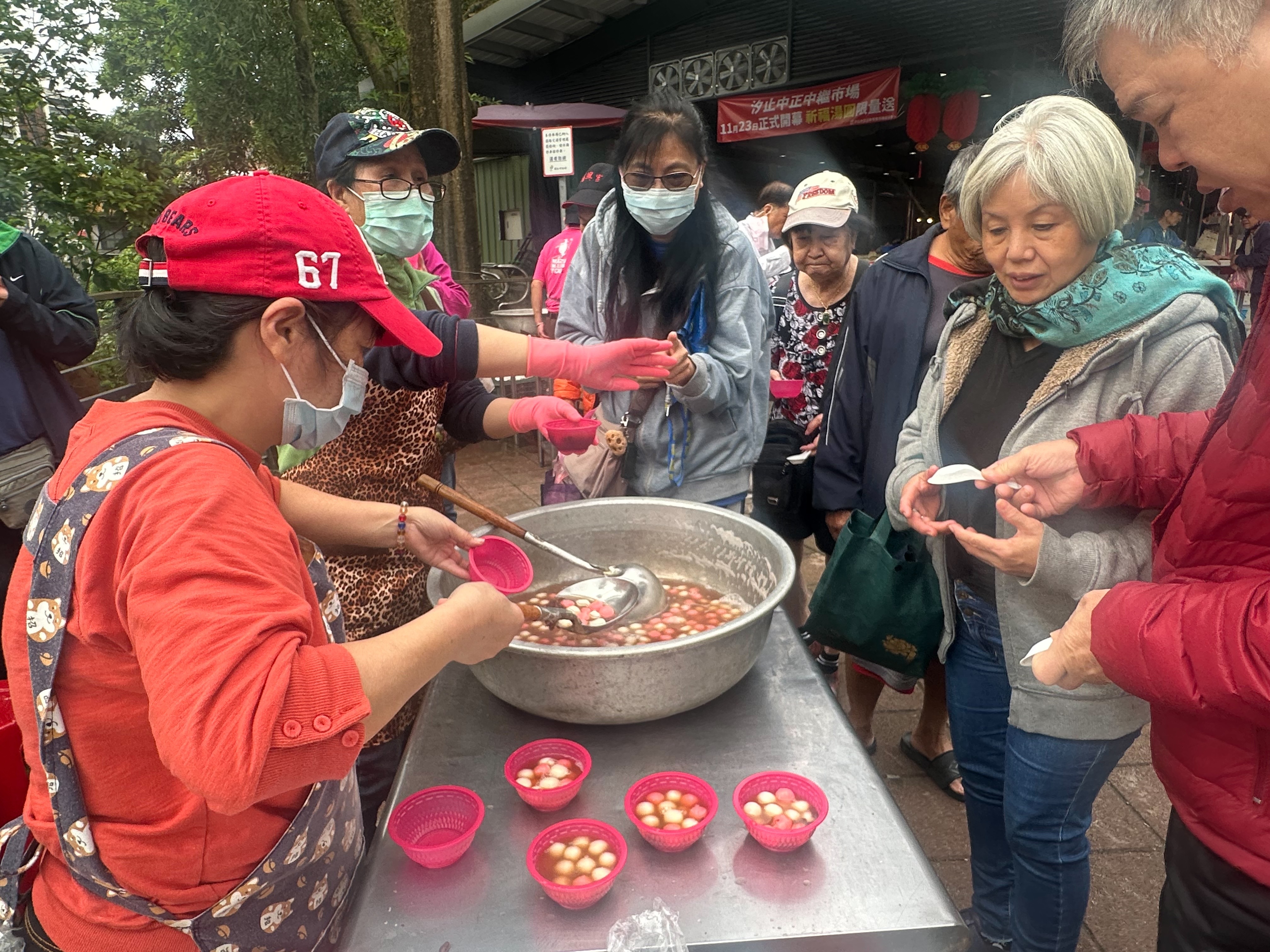 汐止中正「中繼市場」正式開幕   400份祈福湯圓與市民分享...