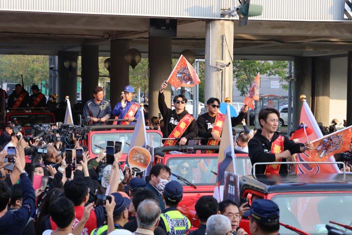 12強棒球英雄遊行台南盛大登場  與萬千球迷見證歷史...