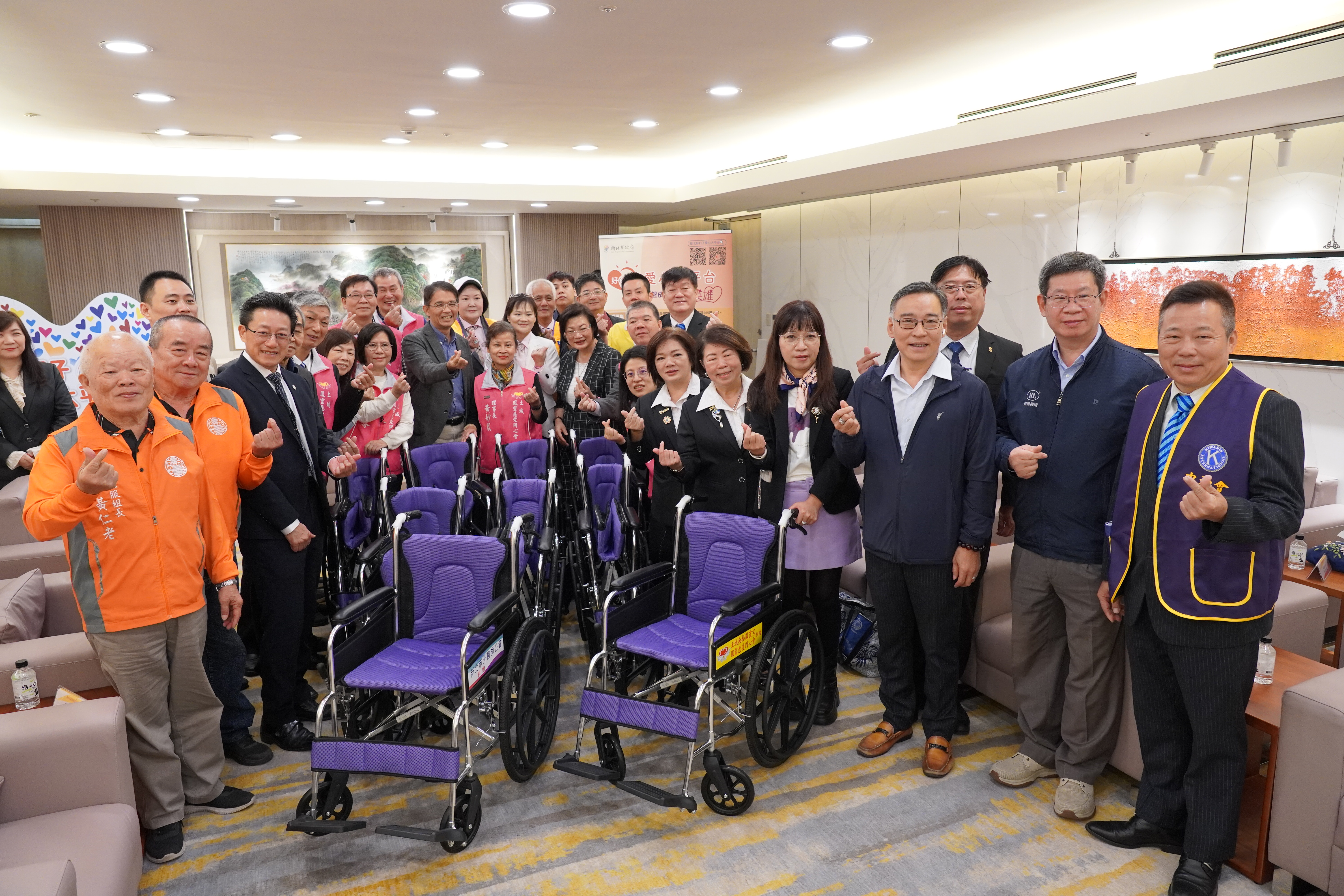 土城鳳靈慈愛同心會聯合13單位  捐輪椅300台造福新北市民...